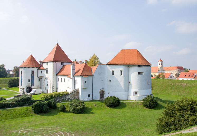 PVC Fototapete Varazdin Castle - ECO Wandbild Selbstklebende Tapete - 3D Vinyl Wandsticker XXL  SW407